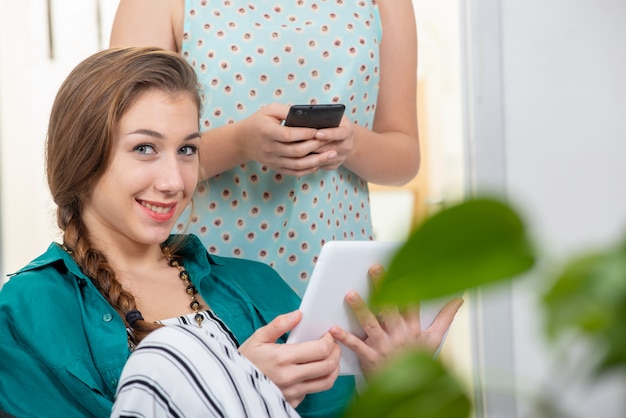 Giovane donna con una treccia utilizzando computer tablet