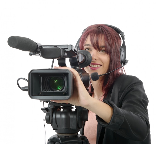Giovane donna con una videocamera professionale