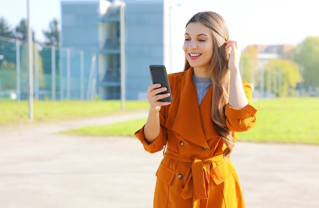 Giovane donna con uno smartphone