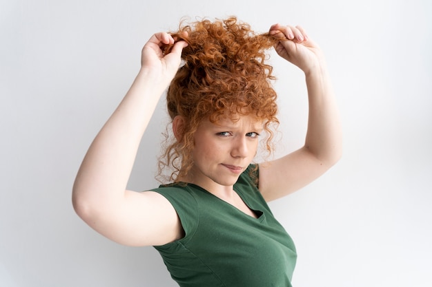 Giovane donna con uno stile di capelli panino disordinato