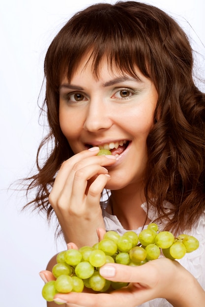 Giovane donna con uva verde