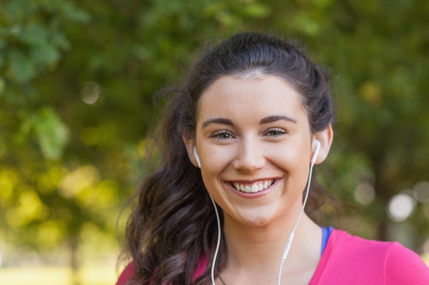 Giovane donna contenta che ascolta la musica