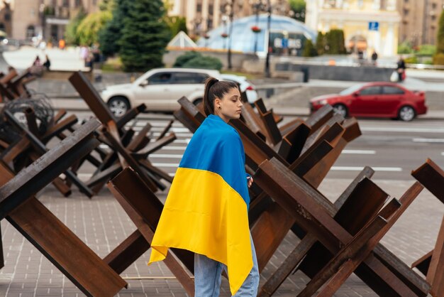 Giovane donna coperta con la bandiera ucraina