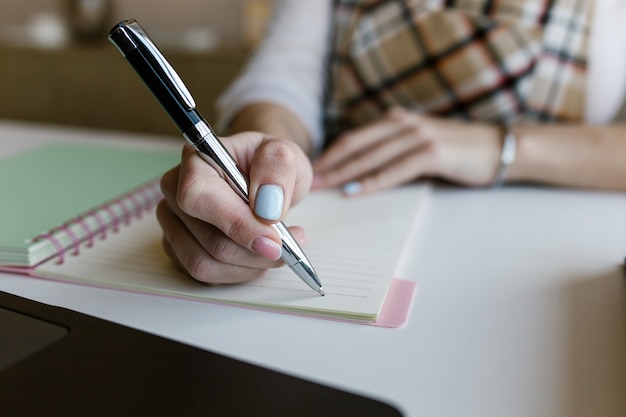 Giovane donna, corso di formazione a distanza per studenti elearning lavora a casa e scrive contenuti