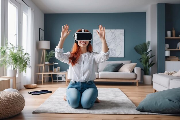 Giovane donna creativa in cuffie di realtà virtuale a casa Tecnologie digitali del futuro