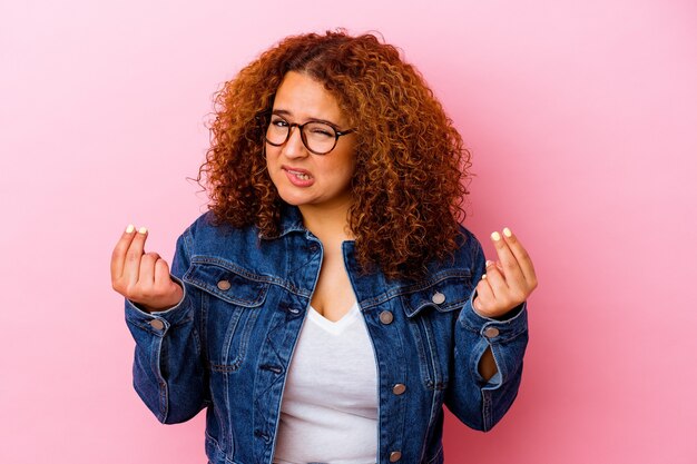 Giovane donna curvy latina isolata sulla parete rosa che mostra che non ha soldi.