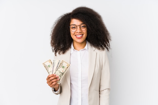 Giovane donna d'affari afro in possesso di un credito auto felice, sorridente e allegro.