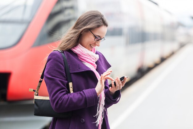 Giovane donna d&#39;affari alla stazione