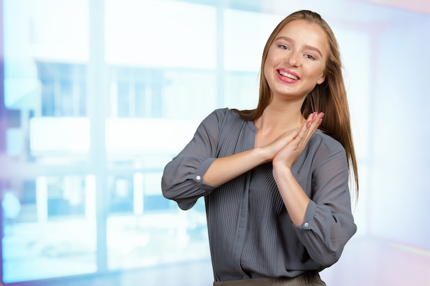 Giovane donna d&#39;affari che celebra il successo