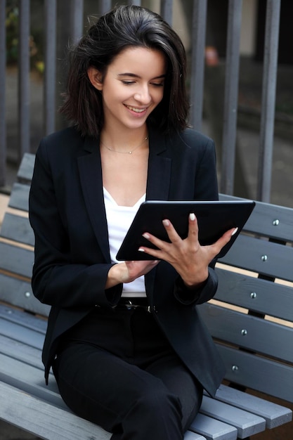 Giovane donna d'affari che utilizza un computer tablet digitale