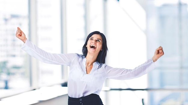 Giovane donna d'affari di successo attraente per godere del successo