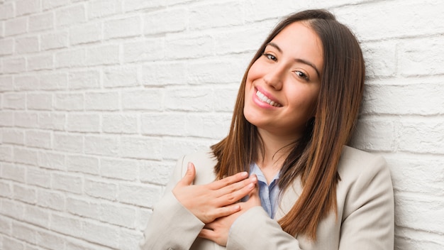 Giovane donna d'affari facendo un gesto romantico