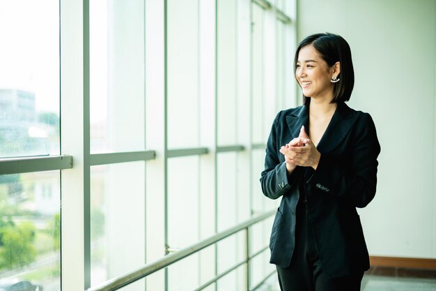 giovane donna d'affari Forte energia per avere successo nel lavoro aziendale e fare soldi, gioia, sorriso, fiducia, buona visione e una buona strategia di lavoro