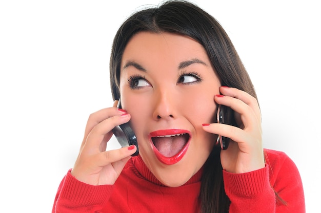 giovane donna d'affari in rosso isolata on white parlando al cellulare