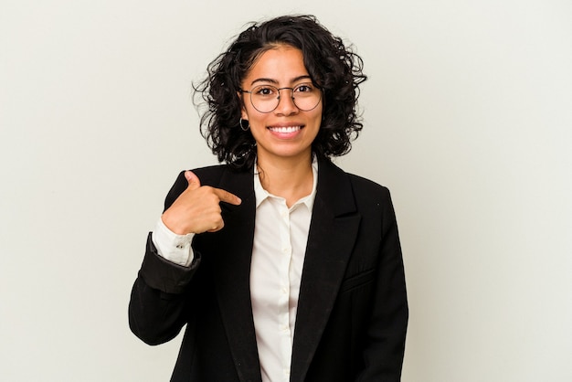 Giovane donna d'affari latina isolata su sfondo bianco persona che indica a mano uno spazio copia camicia, orgogliosa e fiduciosa
