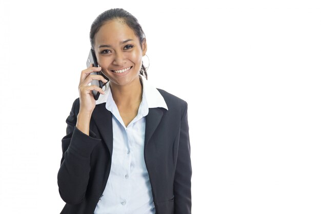 Giovane donna d'affari, parlando al telefono cellulare