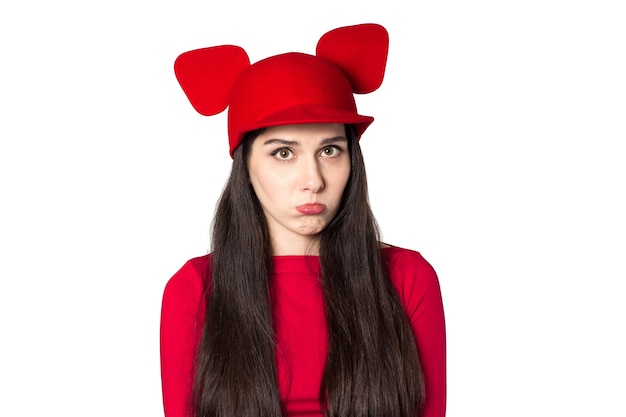 Giovane donna dai capelli nera bianca turbata con il cappello delle orecchie del mouse.