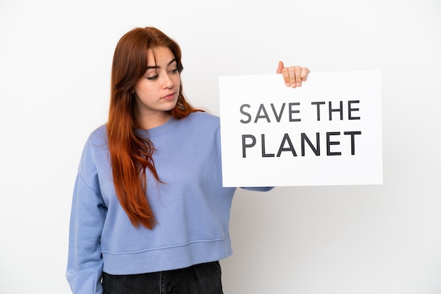 Giovane donna dai capelli rossi isolata su sfondo bianco con in mano un cartello con testo Save the Planet