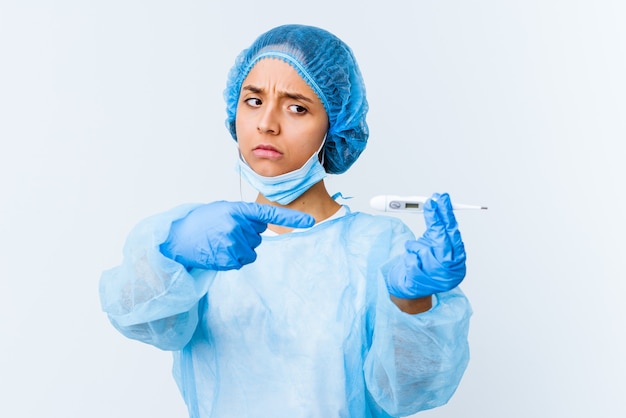 Giovane donna del chirurgo di razza mista che tiene un termometro isolato