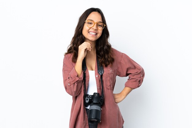 Giovane donna del fotografo sopra la risata bianca isolata