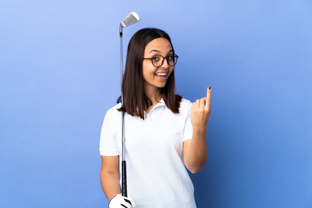 Giovane donna del giocatore di golf sopra la parete variopinta isolata che fa gesto venente