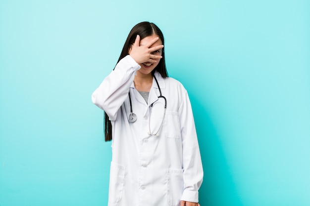 Giovane donna del medico in cappotto