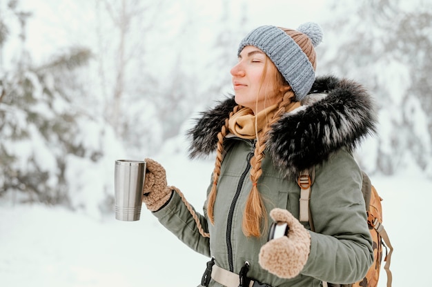 Giovane donna del ritratto sulla giornata invernale