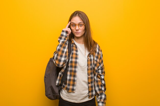 Giovane donna dell&#39;allievo che pensa ad un&#39;idea