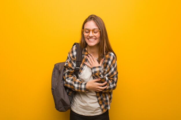 Giovane donna dell&#39;allievo che ride e che si diverte