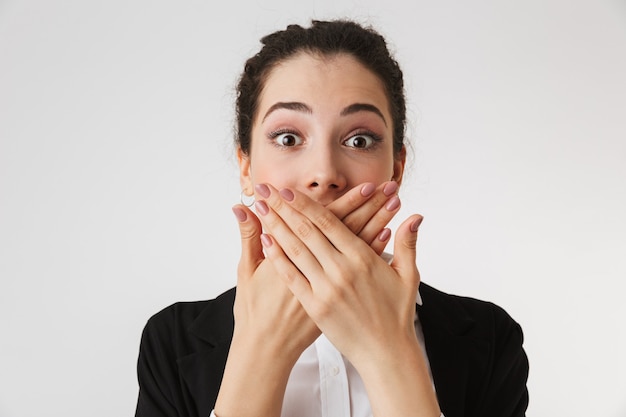 Giovane donna di affari che copre la bocca con le mani