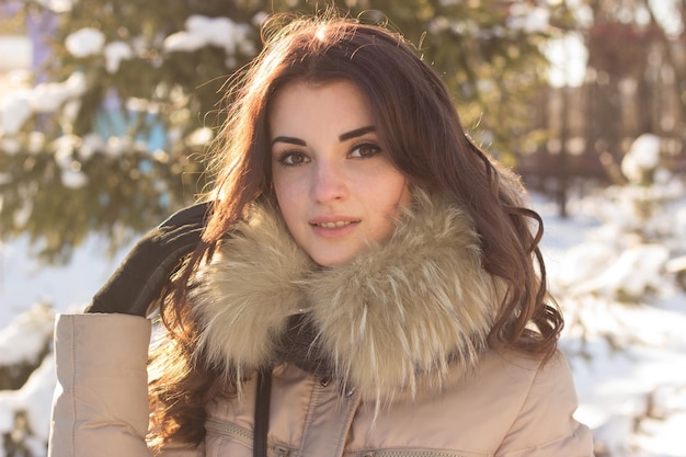 Giovane donna di bellezza a winter park in inverno freddo day