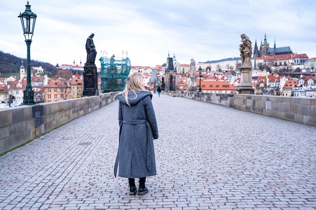 Giovane donna di bellezza che cammina nella città vecchia di Praga