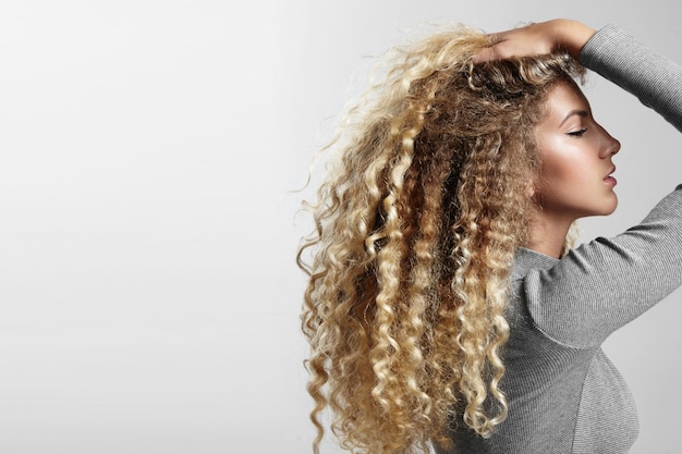 Giovane donna di bellezza con grandi capelli biondi