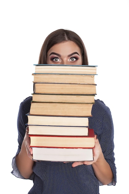 Giovane donna di bellezza con libri a sfondo bianco