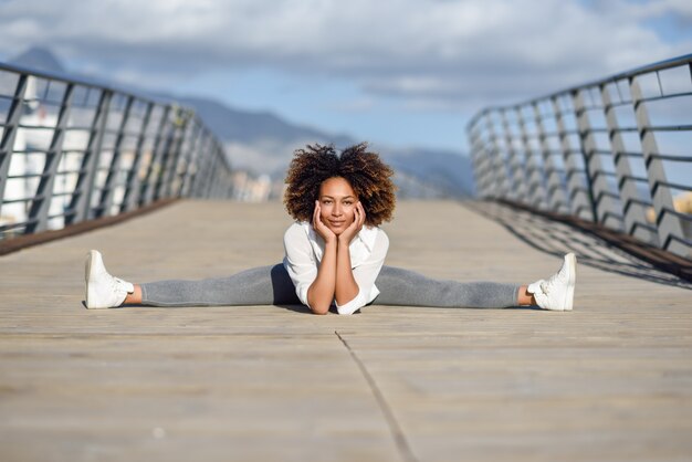 Giovane donna di colore facendo stretching dopo l&#39;esecuzione all&#39;aperto