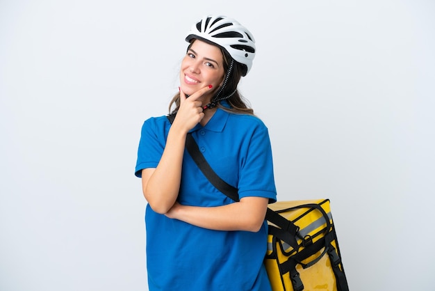 Giovane donna di consegna con zaino termico isolato su sfondo bianco sorridente