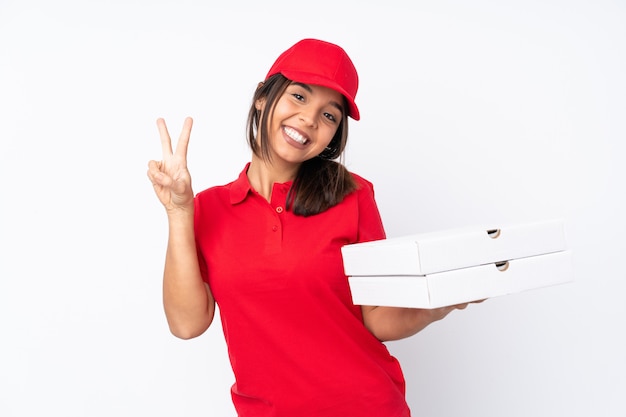 Giovane donna di consegna della pizza sopra la parete bianca isolata che mostra il segno di vittoria con entrambe le mani
