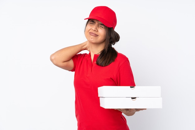 Giovane donna di consegna della pizza sopra la parete bianca isolata con il mal di collo