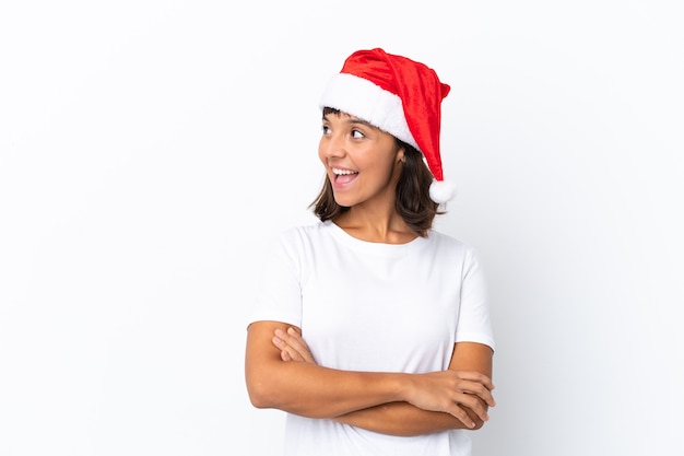 Giovane donna di razza mista che celebra il Natale isolato su sfondo bianco felice e sorridente