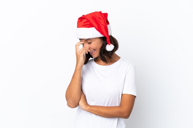 Giovane donna di razza mista che celebra il Natale isolato su sfondo bianco ridendo