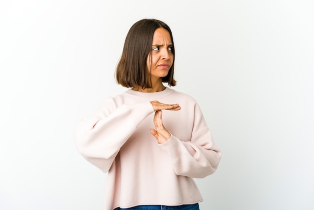 Giovane donna di razza mista che mostra un gesto di timeout.