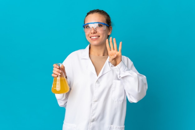 Giovane donna di scienza isolata sull'azzurro