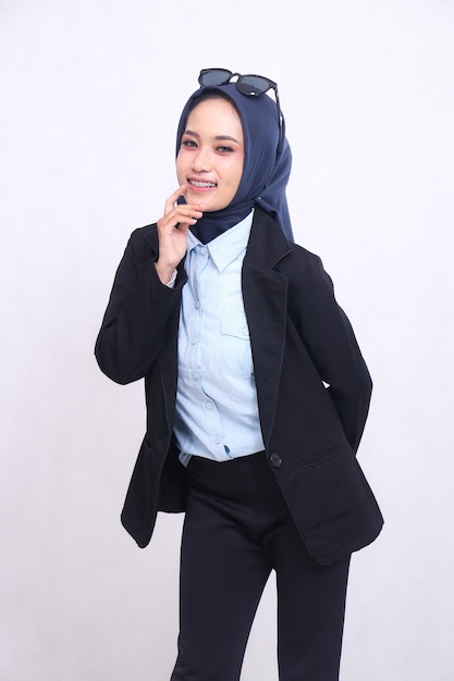 giovane donna di ufficio asiatica in camicia blu hijab in piedi sdraiata verso la telecamera mani sorridenti allegre