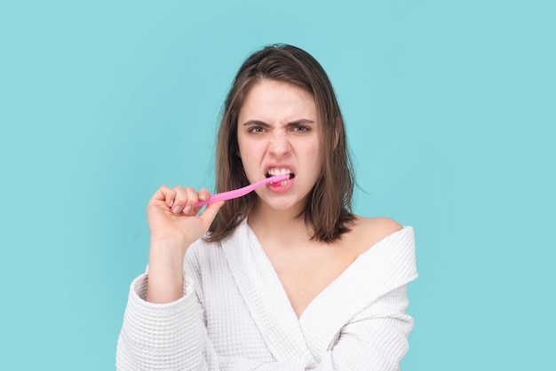Giovane donna divertente lavarsi i denti con spazzolino da denti durante le procedure di igiene mattutina backgrou isolato
