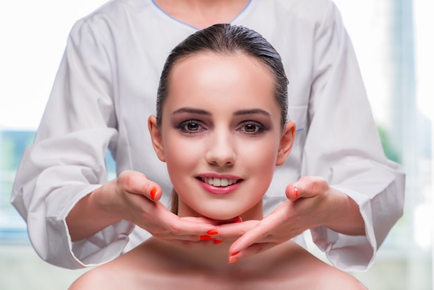 Giovane donna durante la sessione di massaggio viso e pelle