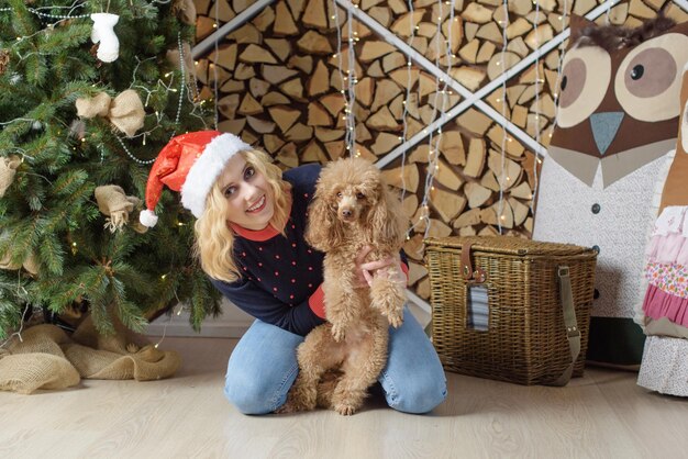 Giovane donna e cane barboncino