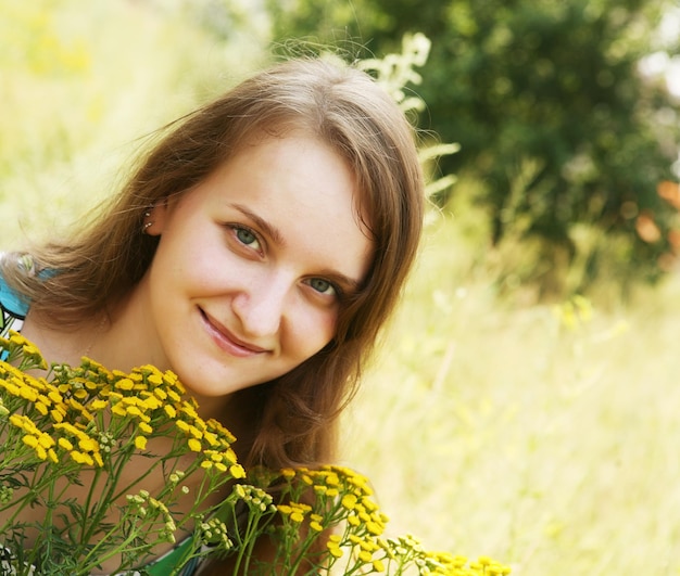 Giovane donna e fiori selvatici