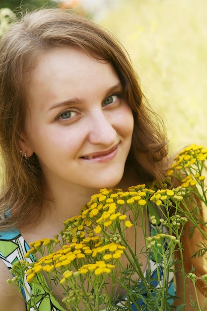 Giovane donna e fiori selvatici