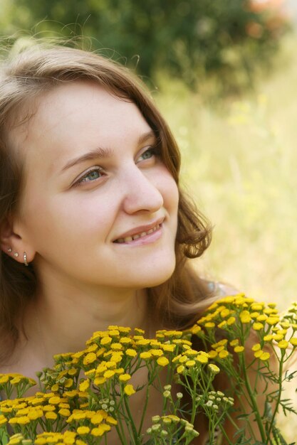 Giovane donna e fiori selvatici