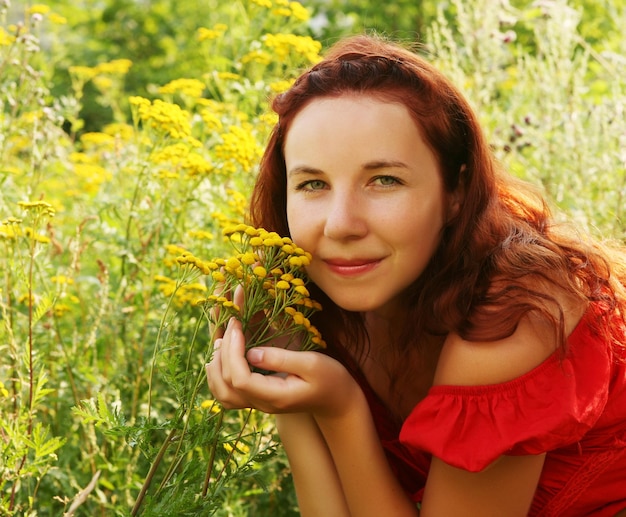 Giovane donna e fiori selvatici